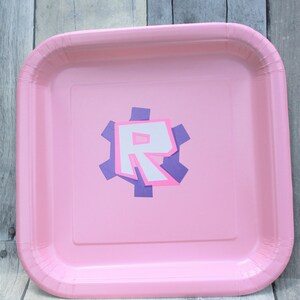R Girl Birthday Party Plates: Pink Roblox Tableware, Set of 7 Light Pink