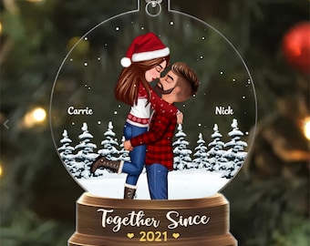 Paar umarmt in der Weihnachtsnacht Schneekugel Acryl Ornament