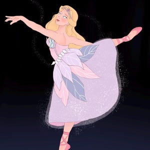 Può includere: Una ballerina con i capelli biondi indossa un abito lilla chiaro con accenti di foglie rosa e blu. È in punta di piedi con la gamba estesa di lato. Lo sfondo è nero con un effetto scintillante.