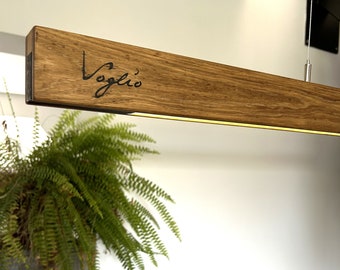 Lampada a sospensione da soffitto in legno, lunga 80 cm. Con finitura rovere nero. La scelta migliore per l'isola della cucina o il tavolo da pranzo. Spazio ufficio scrivania progettato.