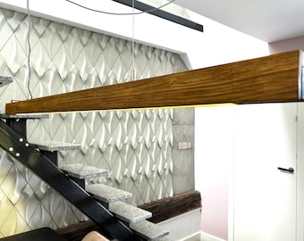 Lampada a sospensione da soffitto in rovere massiccio, lunga 120 cm. Con finitura rovere nero. La scelta migliore per l'isola della cucina o il tavolo da pranzo. È uno spazio ufficio moderno