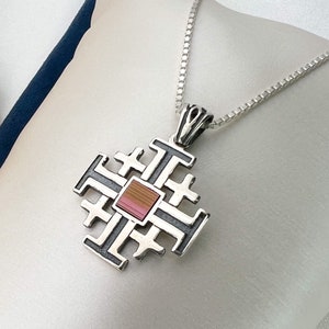 Jerusalem Cross-hanger – een boeiend zilveren 925-stuk met een Jerusalem Nano Bible Torah en aangevuld met een zilveren 925-ketting.