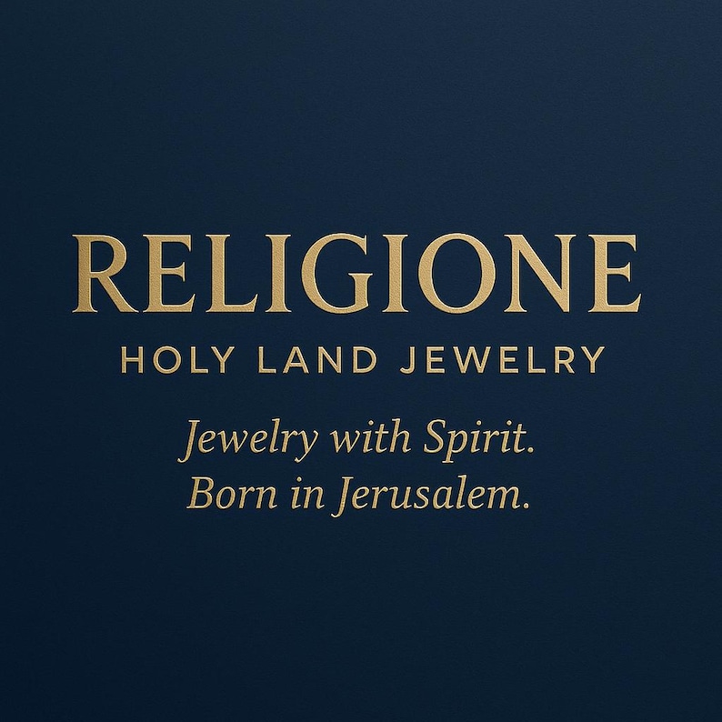 Puede incluir: Un fondo azul marino oscuro con el texto dorado RELIGIONE, seguido del texto HOLY LAND JEWELRY y el texto adicional Jewelry with Spirit. Born in Jerusalem. La tipograf&iacute;a es clara, centrada y utiliza un estilo de fuente con serifa.