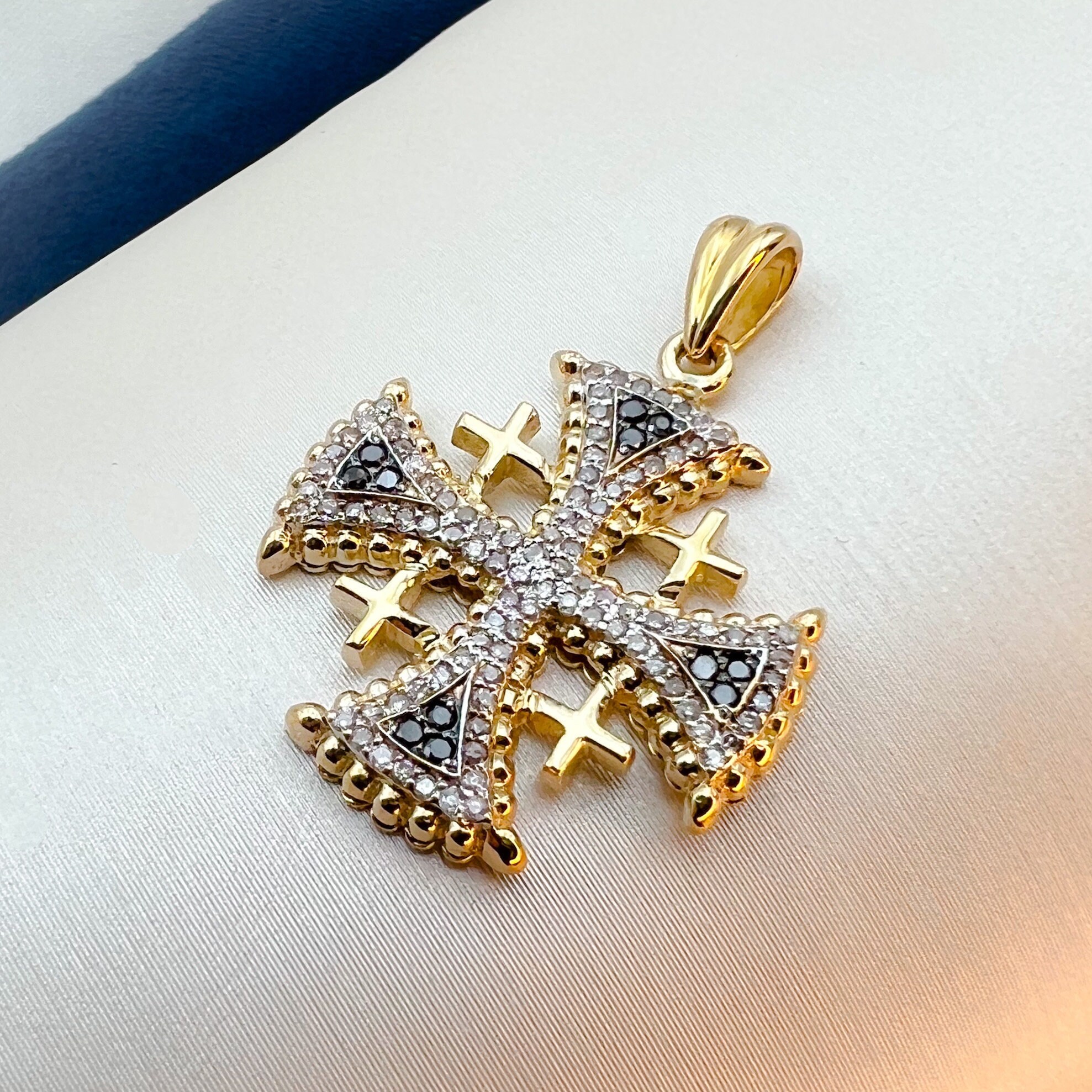 【関税込み】Praying ブラック Praying クロッグ Exquisite Handcrafted Jerusalem Cross Pendant in 14k Gold