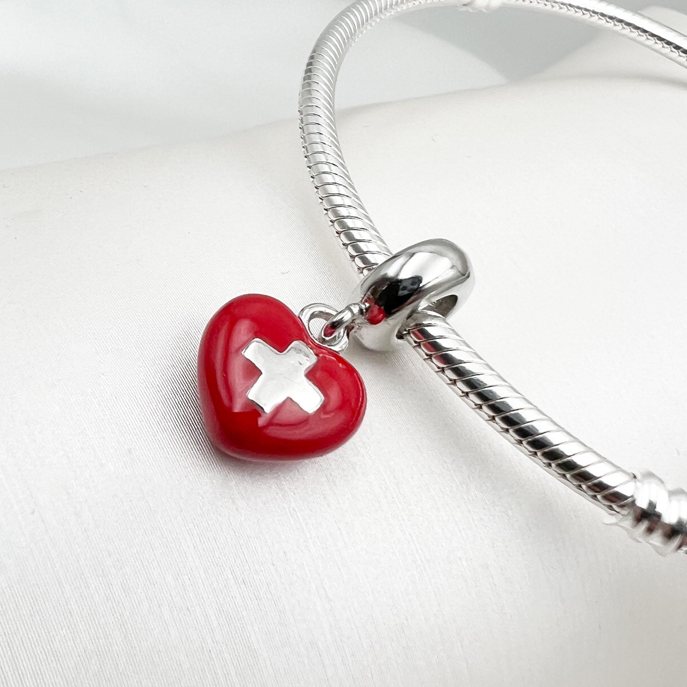 専用　シルバー 925ハート型チャーム 赤 スイスのエレガンス: 赤いエナメルを施した 925 シルバーの