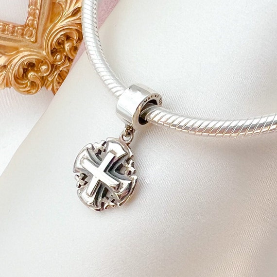 Cross pendant pandora clearance