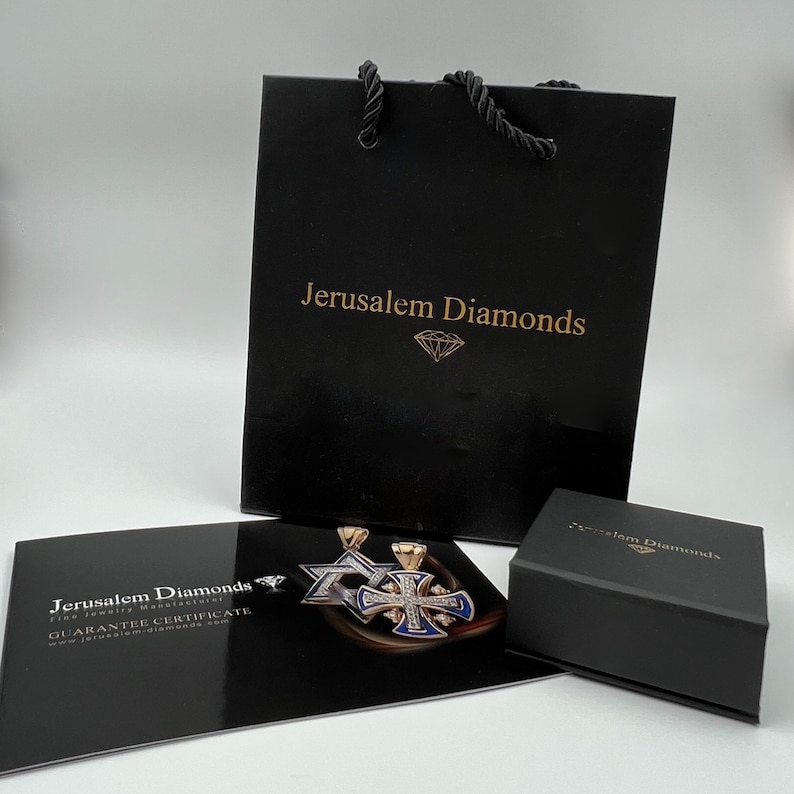 Pu&ograve; includere: Una borsa regalo nera con scritta dorata "Jerusalem Diamonds". La borsa &egrave; accanto a una scatola nera con la stessa scritta. Un biglietto bianco con la stessa scritta e un'immagine di un ciondolo d'oro con una stella di David e una croce si trova davanti alla borsa.