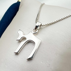 Colgante Chai en plata de ley 925 - Incluye cadena a juego / ¡Celebre la vida con elegancia atemporal y significado espiritual!