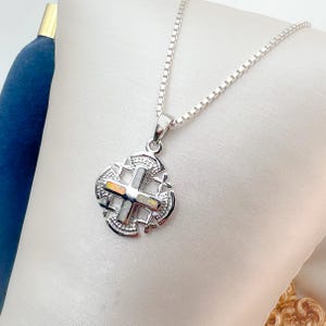 Może przedstawiać: Srebrny naszyjnik z łańcuszkiem i zawieszką w kształcie srebrnego celtyckiego krzyża z opalem.