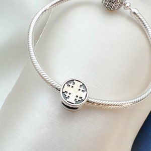 Omarm tijdloze elegantie met onze Jeruzalem-kruisbedel in sterlingzilver (925), een perfecte aanvulling op je Pandora-bedelarmband.