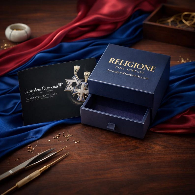 Puede incluir: Un joyero cuadrado de color azul oscuro con un caj&oacute;n extra&iacute;ble, que presenta el texto dorado RELIGIONE FINE JEWELRY y JerusalemDiamonds.com. Al lado hay una tarjeta de certificado de garant&iacute;a negra con im&aacute;genes de una estrella de David y una cruz.