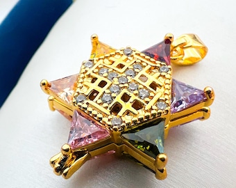Brillantezza stellata: ciondolo a forma di stella di David in argento 925 con pietre vivaci e catena a maglie quadrate in argento 925 - Italia