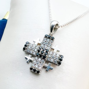 Funkelnder Jerusalem Kreuz Anhänger | Schlichte weiße und schwarze Zirkone | Inklusive Silber 925 Kette | Hergestellt aus Premium Silber 925