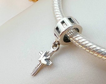 神聖なエレガンス：聖霊を宿した十字架 - シルバー925チャーム