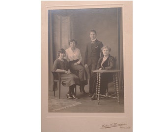Family photo of a Middle class Dutch Family from Utrecht in Holland