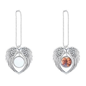 Op de afbeelding: Zilveren autohanger met engelenvleugels en een ronde foto-inzet. De hanger hangt aan een zilveren ketting.
