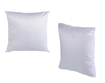 Op de afbeelding: Twee witte kussenslopen, gemaakt van een zachte, gladde stof. De kussens zijn rechthoekig en hebben een eenvoudig, klassiek ontwerp.