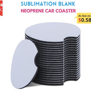 Può includere: Una pila di 10 sottobicchieri per auto in neoprene bianco per sublimazione con un'apertura per una tazza. I sottobicchieri hanno un diametro di 9,5 cm e un bordo nero.