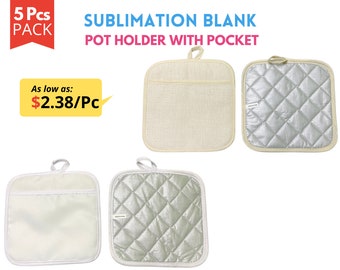 Puede incluir: Conjunto de cinco agarraderas de olla en blanco para sublimación con bolsillos. Las agarraderas de olla están hechas de una tela blanca con un diseño acolchado. Las agarraderas de olla tienen un bolsillo en un lado. El texto "5 Pcs PACK" y "SUBLIMATION BLANK POT HOLDER WITH POCKET" es visible en la imagen. El texto "As low as: $2.38/Pc" también es visible en la imagen.