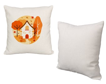 Op de afbeelding: Twee witte kussens, een met een bedrukt ontwerp van een klein huis met oranje bomen en pompoenen in een cirkel, de andere effen.