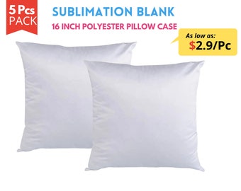 Op de afbeelding: Een set van vijf witte 40,6 cm polyester kussenslopen voor sublimatieprint. De kussenslopen zijn in een rij op een witte achtergrond gerangschikt. De tekst "5 Pcs PACK" staat in een rood kader linksboven in de afbeelding. De tekst "SUBLIMATION BLANK 16 INCH POLYESTER PILLOW CASE" staat in blauwe tekst boven in het midden van de afbeelding. De tekst "As low as: $2.9/Pc" staat in een geel kader rechtsboven in de afbeelding.
