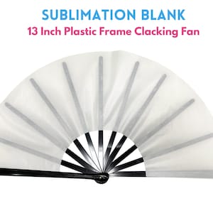 Peut inclure: Éventail claqueur à cadre en plastique blanc de 33 cm avec des accents noirs et argentés. L'éventail a une surface blanche semi-transparente et est conçu pour la sublimation. Le texte "SUBLIMATION BLANK" est affiché en haut.