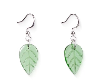 Pendientes con forma de hoja verde de vidrio reciclado, diseño único, Joyas sostenibles y elegantes, Pendientes inspirados en la naturaleza