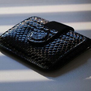 Snake Pattern Genuine Leather Wallet – Pop-Up Slim Card Holder with Magnetic Lock – Stylish Unisex Gift