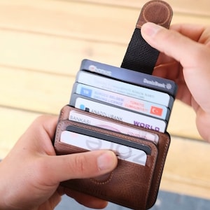 Personalisierte Geldbörse aus Echtleder - Schlanker Pop-Up-Kartenhalter mit Magnetverschluss