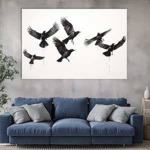 Könnte beinhalten: Eine Schwarzweißzeichnung einer Krähen-Schwarm im Flug vor weißem Hintergrund. Die Krähen sind in einer dynamischen Pose dargestellt, mit weit ausgebreiteten Flügeln und geöffneten Schnäbeln.