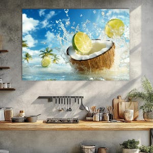 Peut inclure: Une demi-coquille de noix de coco remplie de lait de coco blanc et surmontée d'un quartier de citron vert. La noix de coco est entourée d'éclaboussures d'eau et de deux autres quartiers de citron vert. L'arrière-plan est un ciel bleu avec des nuages blancs et des palmiers.