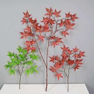 秋のカエデの葉の枝、人工の葉の工芸品、リアルな緑、家の花の装飾、結婚式のパーティーの植物のアレンジメントのセンターピースアート