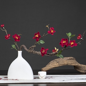 柔らかい葉の付いた梅の花の枝、春の桃の花の工芸品、造花、中国の家庭の花飾り、結婚式の花のアレンジメント