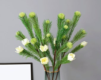 Ramo di pino di abete artificiale con fiore e bocciolo, pino principessa realistico, ramoscello di araucaria falso, decorazione floreale per la casa, riempitivo per bouquet da sposa