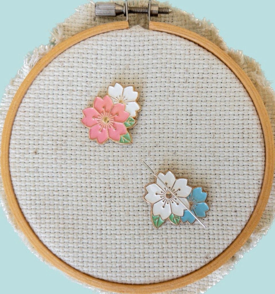 Floral Round Magnetic Needle Minder (1.5”) – Knot and Thread Design