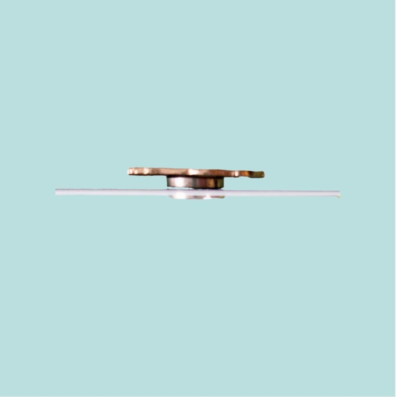 side view of magnetic enamel needle minder
