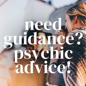 Könnte beinhalten: Eine Gruppe von Menschen steht im Freien zusammen. Der Text "need guidance? psychic advice!" ist über das Bild gelegt.