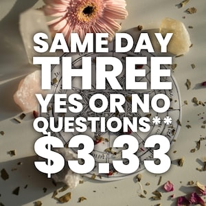 Op de afbeelding: Een witte cirkel met zwarte tekst en een ster in het midden. De tekst luidt "Same Day Three Yes or No Questions** €3,33". De cirkel is omringd door roze en witte bloemen en kristallen.