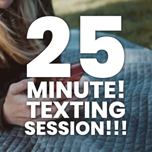 Puede incluir: Primer plano de una mano sosteniendo un teléfono inteligente con el texto "25 MINUTE! TEXTING SESSION!!!" mostrado en un fondo blanco.