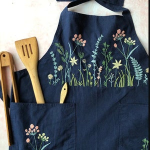 Embroidery Linen Apron With Flower, Apron with pockets, Hand Embroidered Apron, Vintage Embroidered Apron, Great gift for her, Apron for Mom