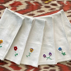 Hand Embroidered Floral Napkins, Wildflowers Linen Napkins, Embroidered Flowers Wedding Napkins, Housewarming Gift, Wedding Gift