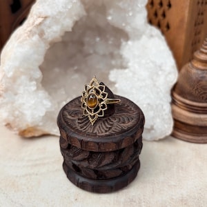 ALEKKYA Ring • Indischer Tigeraugenring aus Messing | Tigeraugenschmuck | Schmuck aus rohem Messing | Boho | Hippie | Henna | Mandala-Schmuck Bild 12
