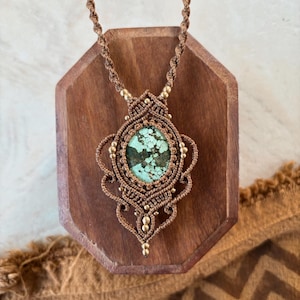Collar de macramé turquesa hecho a mano / Boho / Micro macramé / Colgante turquesa / Joyería hippie / Boho