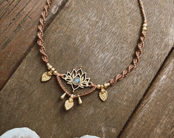 Collana in macramè con loto di labradorite fatta a mano / Boho / Macramè di cristallo / Hippie / Gioielli zingari / Boho / Micro macramè
