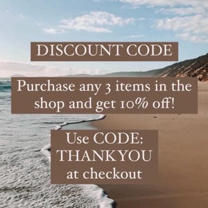 K&ouml;nnte beinhalten: Eine digitale Grafik &uuml;ber einer Strandszene mit dem Text: DISCOUNT CODE. Purchase any 3 items in the shop and get 10% off! Use CODE: THANKYOU at checkout. Der Hintergrund zeigt eine sandige K&uuml;ste mit Meereswellen und einem blauen Himmel.
