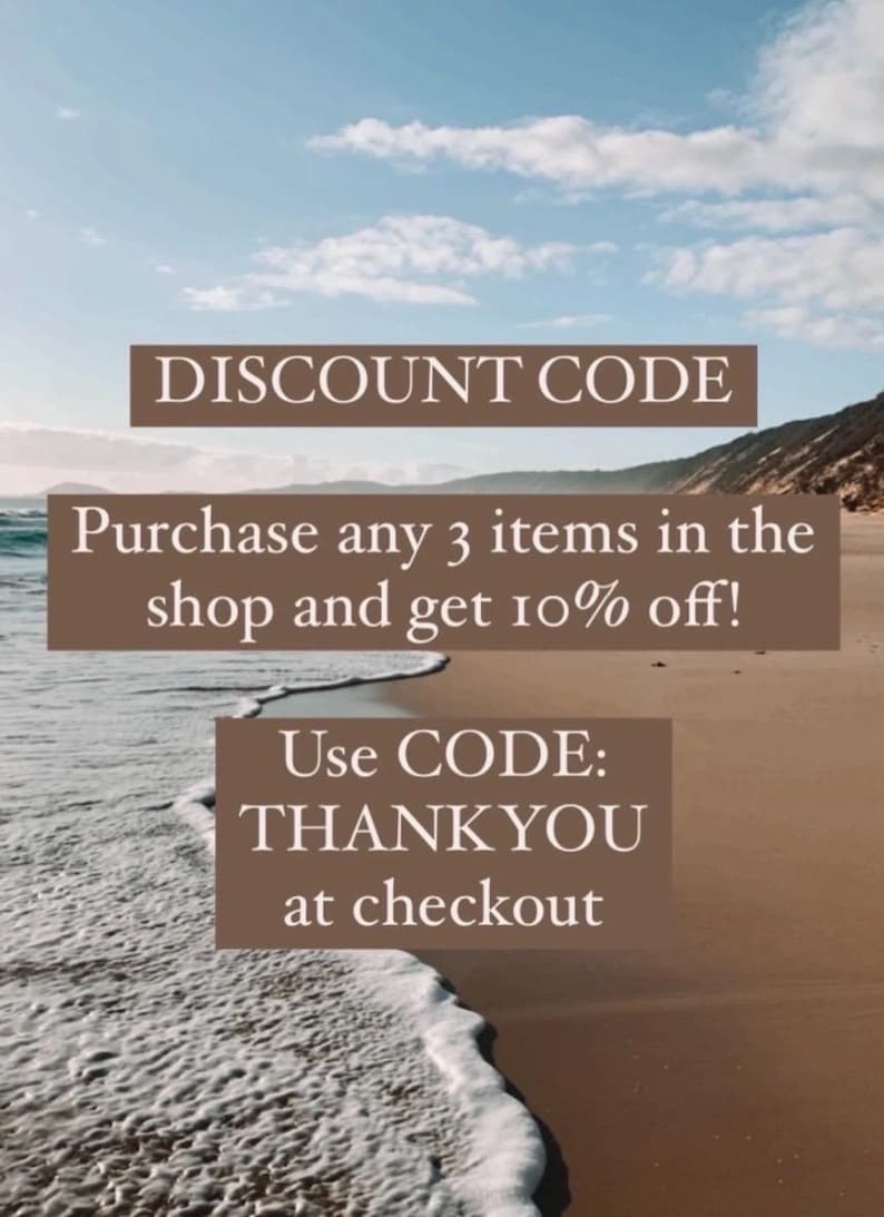 K&ouml;nnte beinhalten: Eine digitale Grafik &uuml;ber einer Strandszene mit dem Text: DISCOUNT CODE. Purchase any 3 items in the shop and get 10% off! Use CODE: THANKYOU at checkout. Der Hintergrund zeigt eine sandige K&uuml;ste mit Meereswellen und einem blauen Himmel.