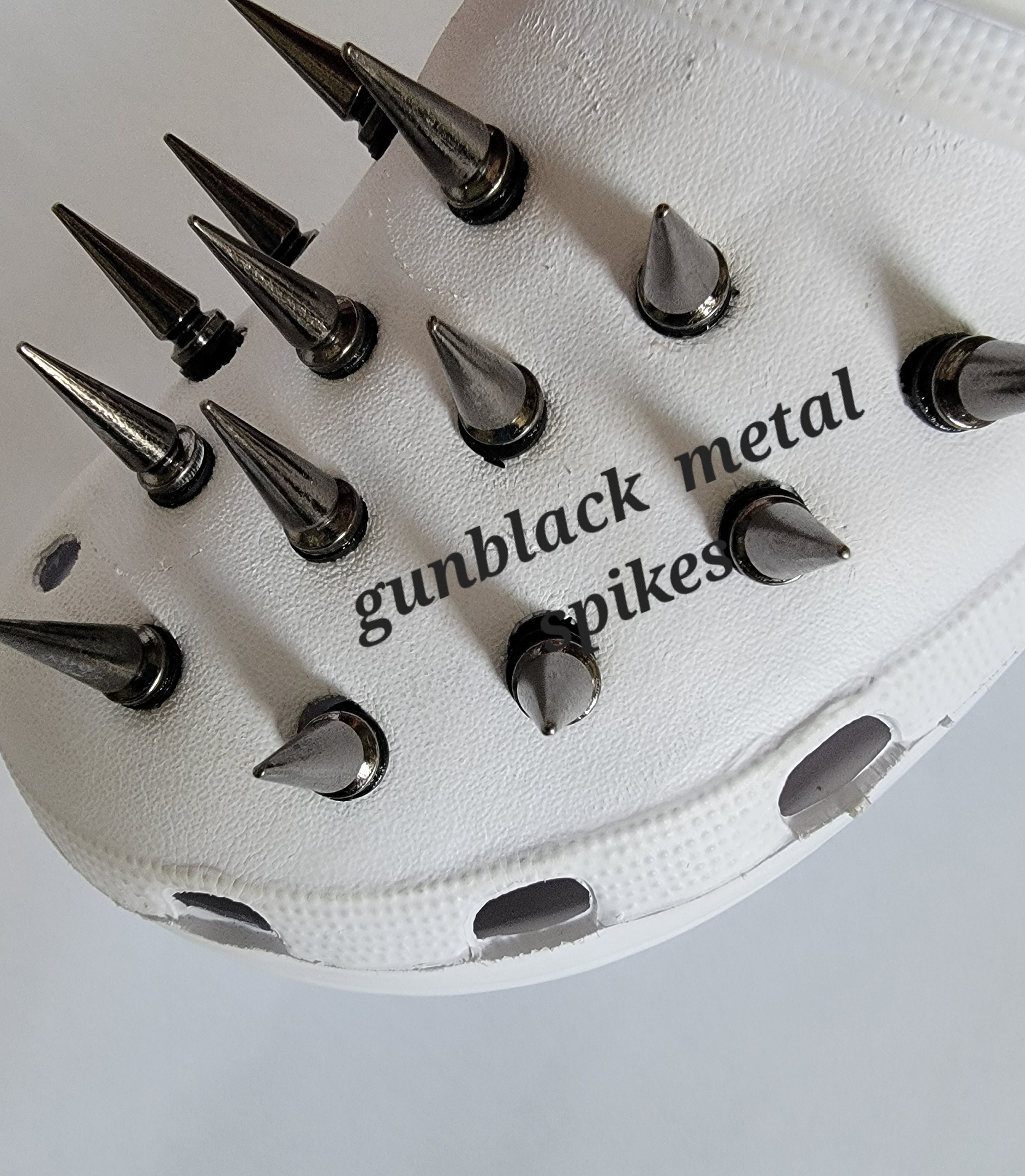 Gunmetal spikes and chains 2 pcs set Studded croc charms Punk accessories Metal croc charm. Gunmetal chain pins en clips Kleding- & schoenclips Punks shoe charms Sieraden Broches 