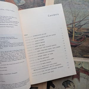 Puede incluir: Libro abierto que muestra la p&aacute;gina de contenidos a la derecha, con t&iacute;tulos de cap&iacute;tulos como "Overdosing on Art" y "Samo is Born". La p&aacute;gina izquierda presenta texto, incluyendo una dedicatoria a "Lillian Hoban".