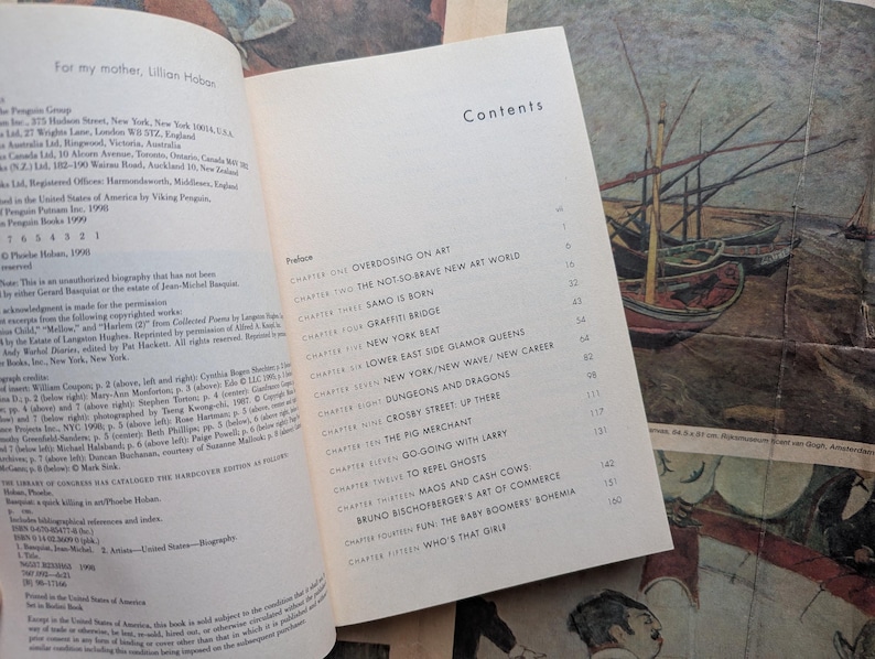 Puede incluir: Libro abierto que muestra la p&aacute;gina de contenidos a la derecha, con t&iacute;tulos de cap&iacute;tulos como "Overdosing on Art" y "Samo is Born". La p&aacute;gina izquierda presenta texto, incluyendo una dedicatoria a "Lillian Hoban".