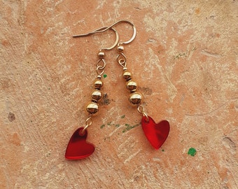Orecchini vintage a forma di cuore con motivo a vortice di perle centrali, color oro retrò e testurizzati